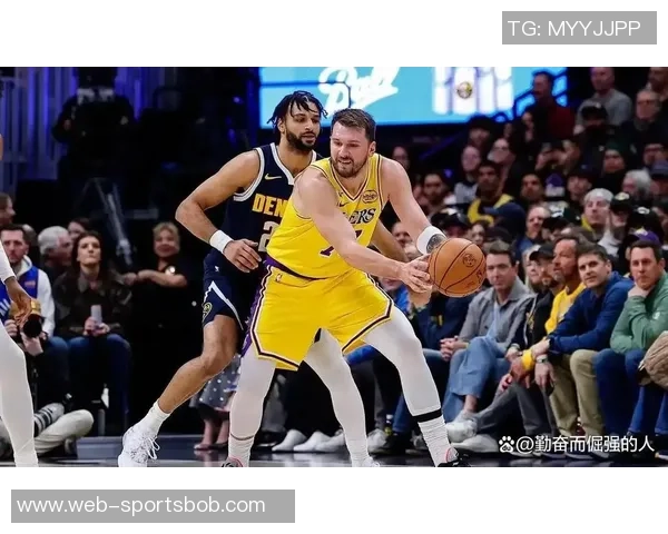 湖人防守升级穆雷被隐身LBJ篮下遭遇重击却未获哨声